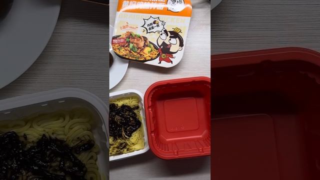 Саморазогревающаяся лапша со вкусом курица Yingyang weishi И смотреть онлайн