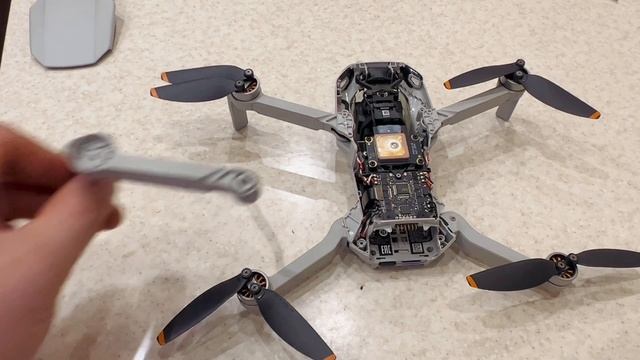 "Ремонт дрона DJI Mini 2 после падения, полный разбор! смотреть онлайн