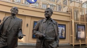Памятник великим актёрам!