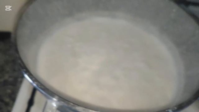 готовим завтрак ,рисовая каша на молоке