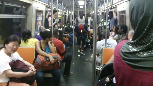 NYC Subway people is dancing. Что может быть в Нью-Йорк метро