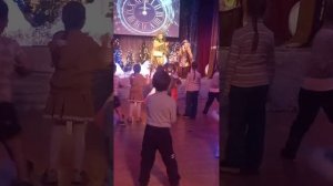 баба Яга и Кикимора танцуют)))