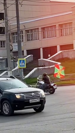 🏍️ Мотоциклист с флагом пограничных войск в Березниках!🇷🇺