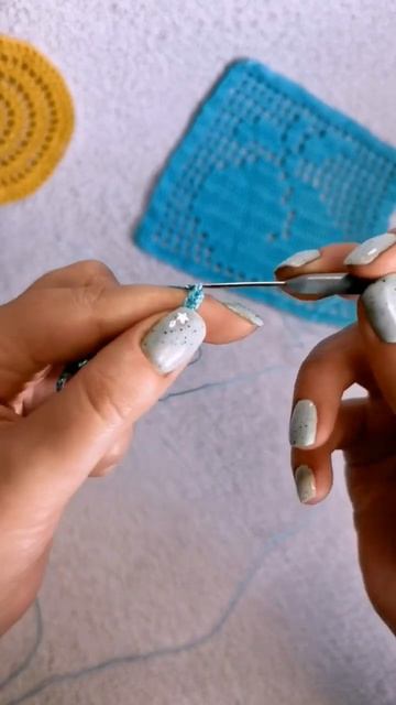 Прибавка заполненной клетки в начале ряда в филейном вязании. Ссылка на Сообщество в описании видео смотреть онлайн