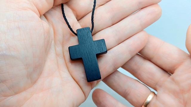 Крестик из дерева из чёрного граба. Деревянный нательный крест ручной работы