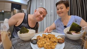 Мукбанг ОТ ПУЗА наелись ДЕШЕВОЙ лапши в Таиланде! БОМЖ стайл или ЭЛИТНАЯ еда! Стрит фуд в Паттайе