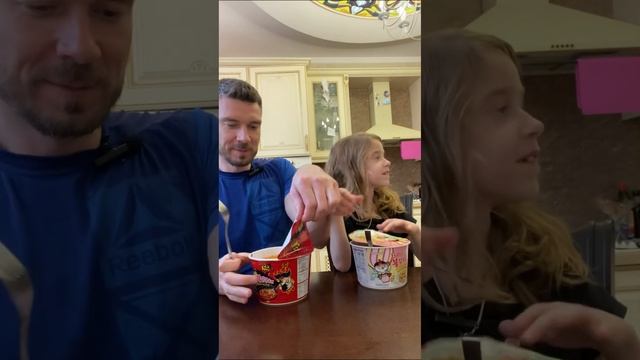 Дегустация очень острой лапши #like #shorts #рекомендации #с смотреть онлайн