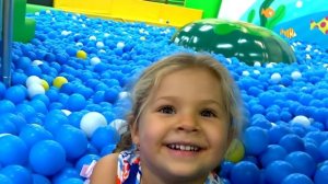 Диана и Рома Роман и Диана играют на крытой игровой площадке, Семейная игровая площадка для веселых