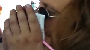 Смол играет на расческе и бумаге !