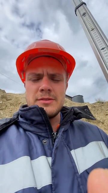 Виктор Геодезистов настраивает нивелир смотреть онлайн