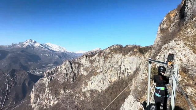 СКАЛОЛАЗАНИЕ В ИТАЛИИ🇮🇹 ВИА ФЕРРАТЫ оз Комо Лекко Т? смотреть онлайн