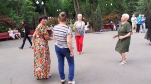 ТОПОЛИНЫЙ ПУХ, ЖАРА, ИЮЛЬ!🕺💃🌞/ТАНЦЫ В ПАРКЕ ГОРЬКОГ?