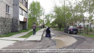По адресу 4 Пятилетки, 34 во дворе, прямо у выхода из первого подъезда, постоянно образуется лужа