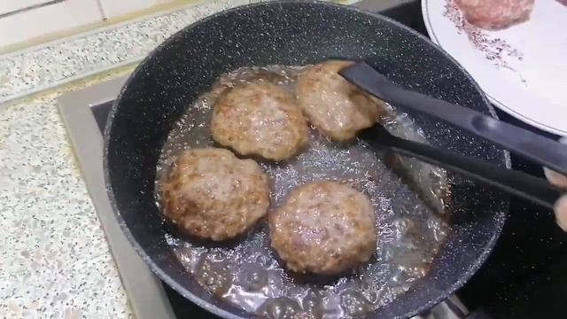 Биточки свиные. смотреть онлайн