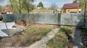 Забор с воротами из металла. Не сложно и бюджетно сделать самому.