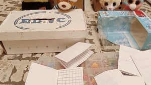 Школа Басиков. Им раздали дневники и поставили оценки.