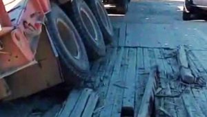 В Амурской области из-за тяжелой техники частично обрушился мост