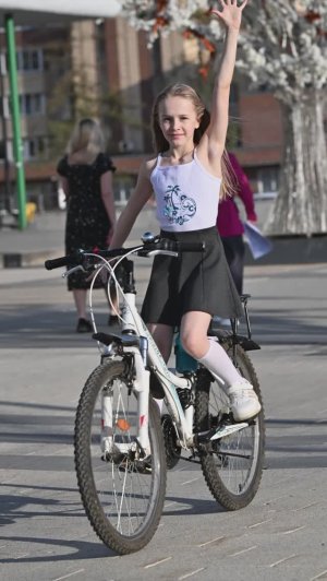 Красивая девочка делает колесо