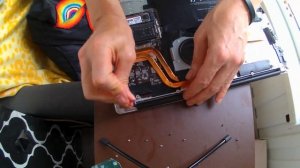 Ноутбук Echips pro чиню петлю открывания дисплея ,как разо?