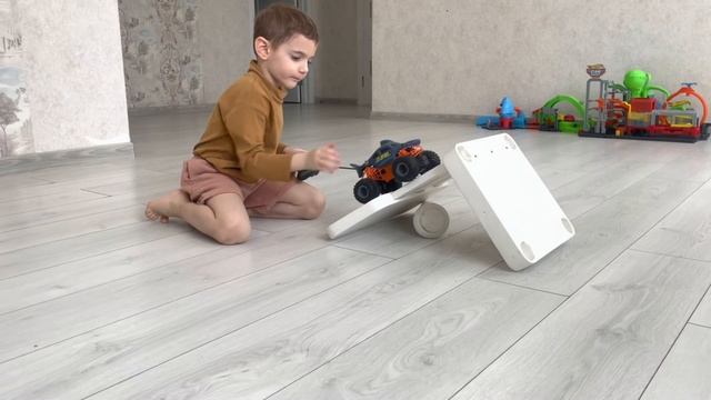 Тест драйв Hot Wheels машины- акулы на пульте управления. смотреть онлайн