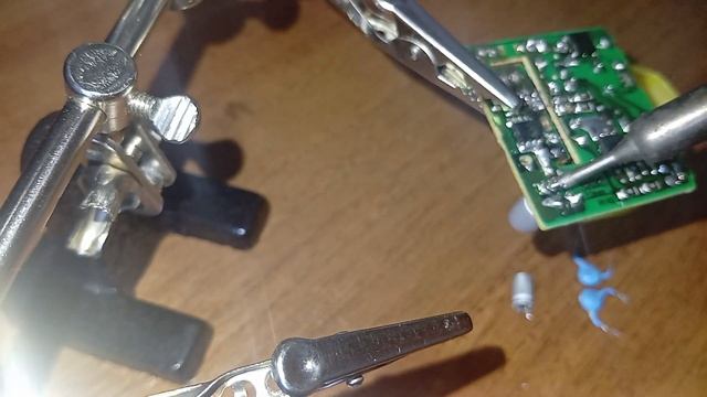 Продолжаем выпаивать конденсаторы с платы зарядного ? смотреть онлайн