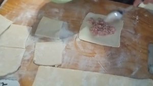 Пирожки из слоёного теста с фаршем