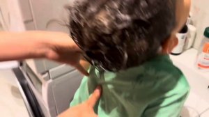 Малыш моет себе голову