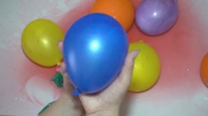 Воздушные шарики Лопаем цветные шарики с водой