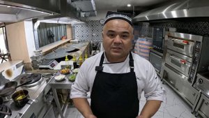 КАК УЗБЕКИ ВЫБИВАЮТ ТЕСТО ДЛЯ ЛАГМАНА! ШЕФ САМАНДАР ГО