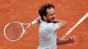 Медведев проиграл 81-й ракетке мира в первом круге Открытого чемпионата Франции