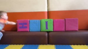 Рома и Диана ★ ДРИМ ТАУН играем, строим ПАРОВОЗИК из кубиков Dream Town kid's entertainment room