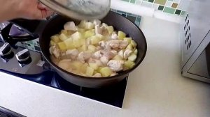 Обед. Тушеная картошка с домашней сметаной и курицей.