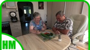 28 мая. Снимаю первые огурцы. Пробуем их вкус вместе с мужем.