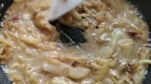 Колбаски с пюре и луковой подливой