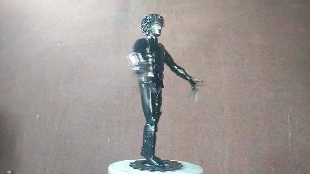 Эдвард руки-ножницы.Миниатюрная скульптура из стали.