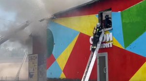 Появились кадры пожара на складе отделочных материалов в Калуге