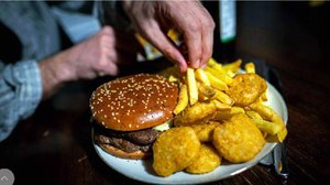 Врач поделилась советами правильного употребления «вредных» продуктов