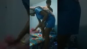 Любимая пара остается одна в комнате