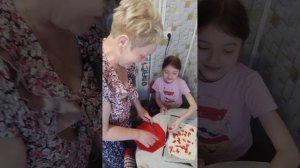 Две хозяюшки🙋🤗на одной малипусенькой 🤭кухне готовят😋