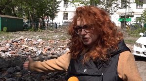 Битый кирпич, арматура и ветки деревьев в центре Новос