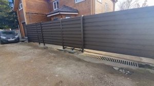 Забор из планкена в шахматном порядке и откатные ворота