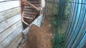 Цветочная клумба на участке с уклоном.