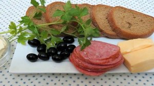 Горячие бутерброды с колбасой и сыром