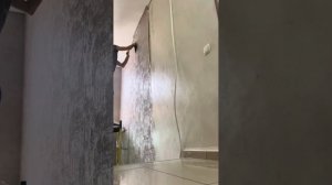 Видео работы поклейки обоев лестничный марш.