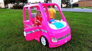 ДИАНА И РОМА - Диана и Рома Весёлые истории с детскими машинками