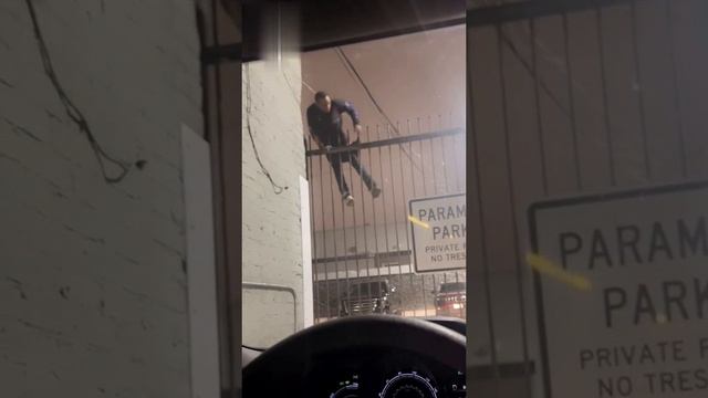Оставил штаны на заборе