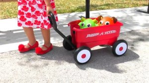 Рома и Диана Диана притворяется, что играет с новыми игрушками - Единорогом, собакой, Драконом