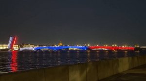 Петербургские мосты окрасились в цвета российского флага в честь 322-летия города