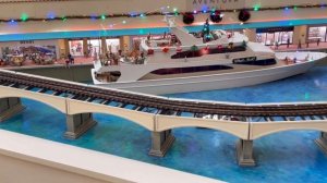 Покупки на чёрную пятницу, Маями торговый центр, огромная железная дорога