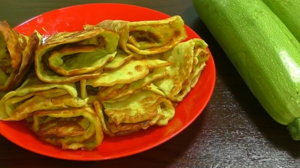 Зеленые блинчики с куриным филе! Готовить очень просто и быстро прямо на сковороде!